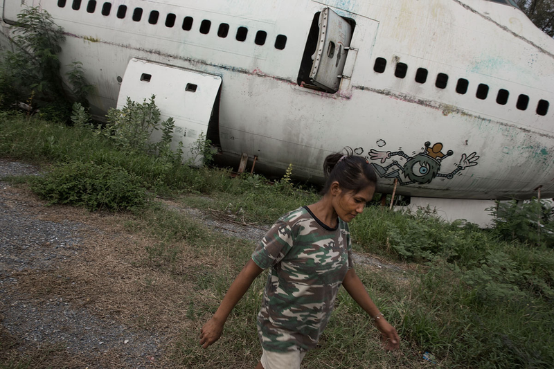 Illustration for article titled Bangkok's Homeless Are Turning These Decommissioned Airplanes Into Makeshift Homes